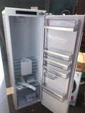 AEG SKB818F1DC In-column Integrated Fridge